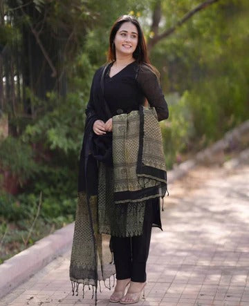 Black Linen Jamdani Banasri GOWN