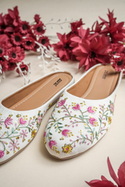 Cream Floral Embroidered Women Juttis