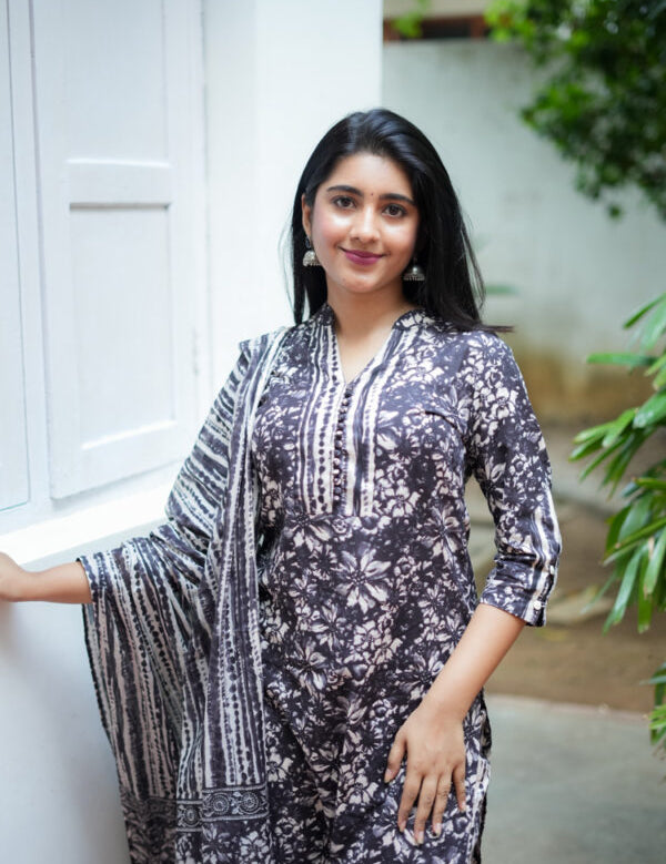 the-hand-stitch-designer-kurta-set-gown-lattest-kurtis_1244.jpg
