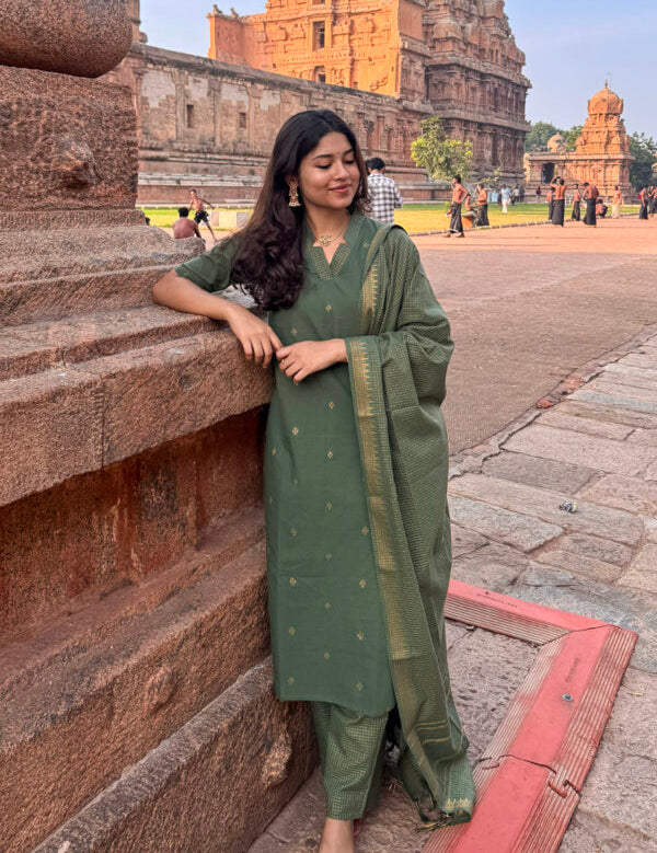 the-hand-stitch-designer-kurta-set-gown-lattest-kurtis_1304.jpg