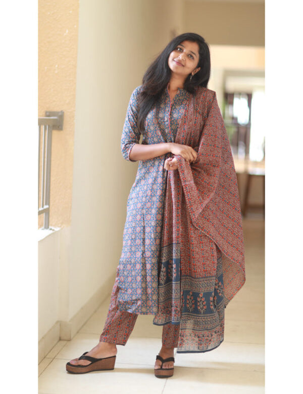 the-hand-stitch-designer-kurta-set-gown-lattest-kurtis_2368.jpg