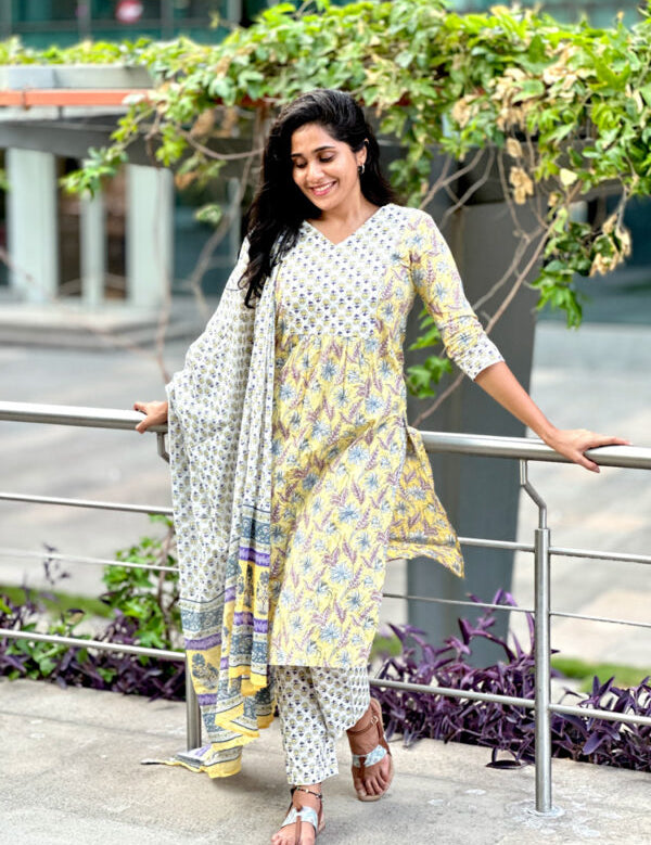 the-hand-stitch-designer-kurta-set-gown-lattest-kurtis_2468.jpg
