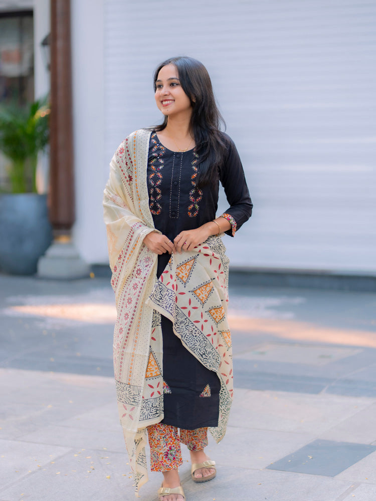 Classic Black Printed Kurta Set for Women Elegant Ethnic Fashion