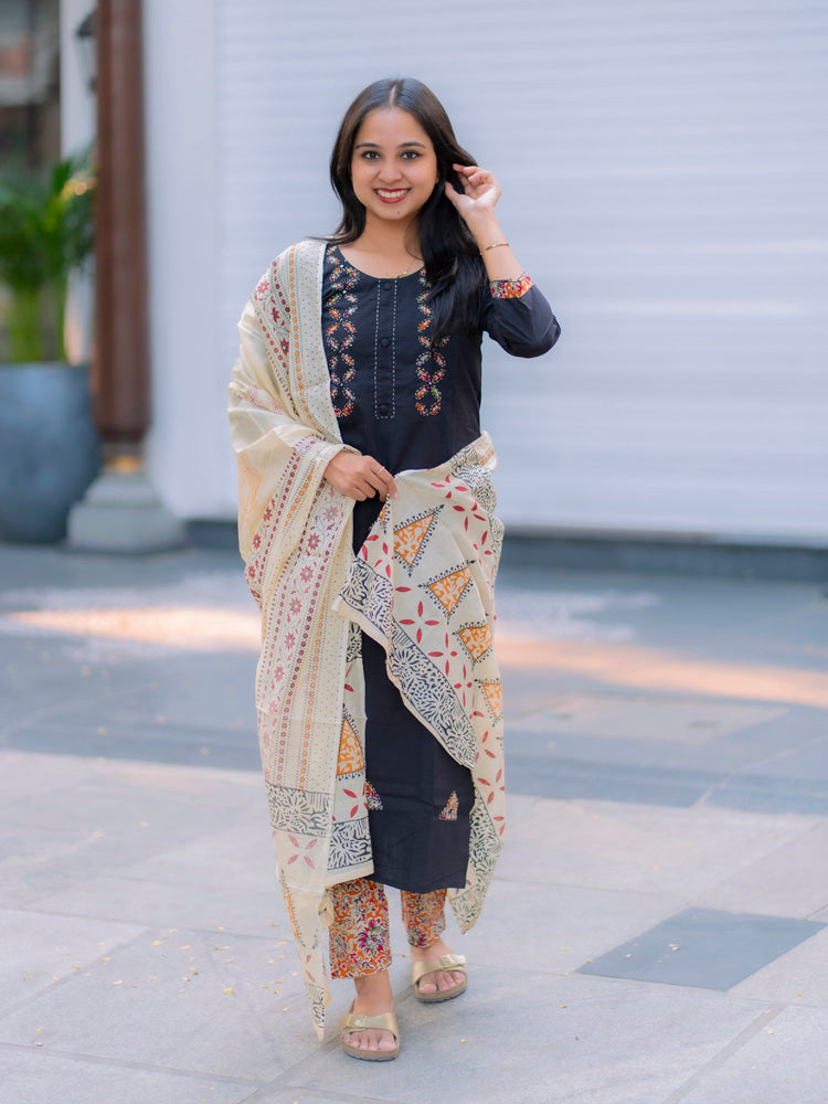 Classic Black Printed Kurta Set for Women Elegant Ethnic Fashion