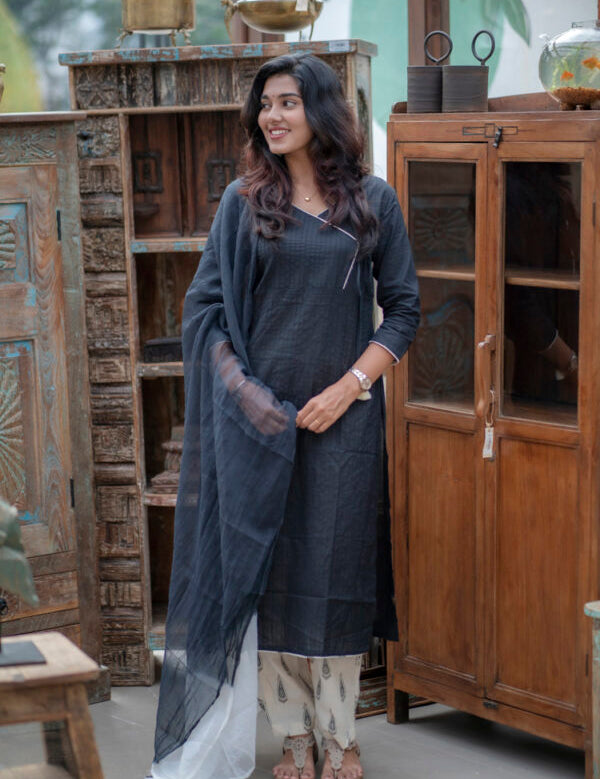 the-hand-stitch-designer-kurta-set-gown-lattest-kurtis_691.jpg