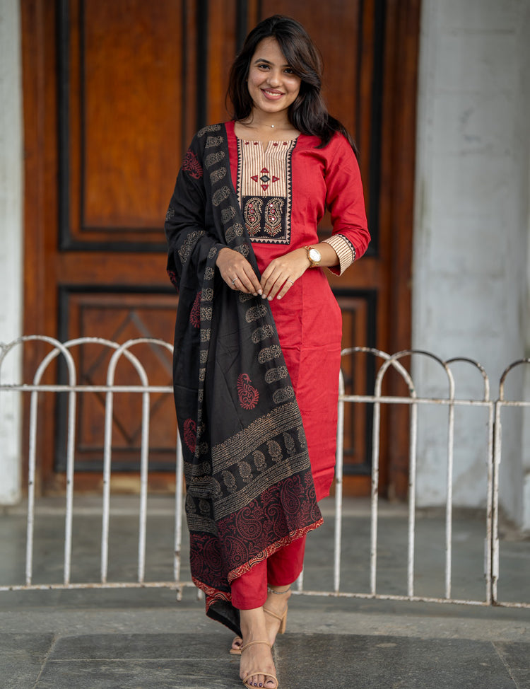 the-hand-stitch-designer-kurta-set-gown-lattest-kurtis_932.jpg